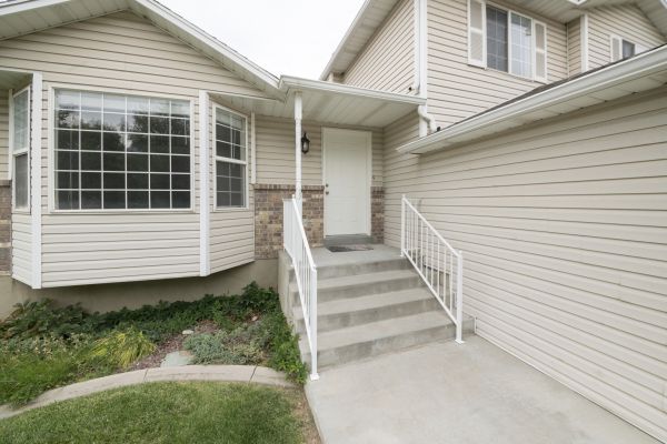 Cost of White Vinyl Siding Replacement in Downingtown